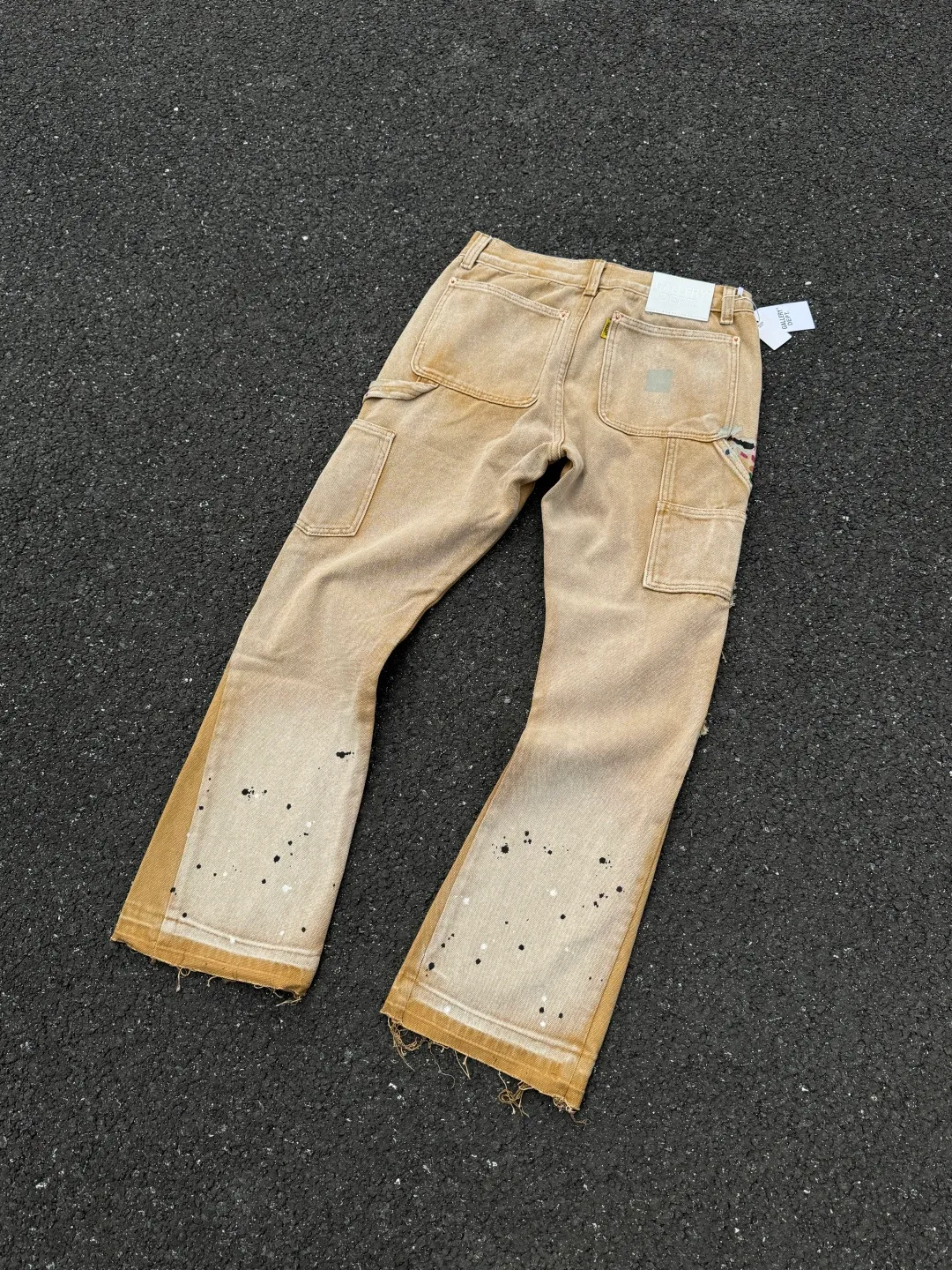 P250💰G91 GALLERY DEPT. Spliced ​​patches, ink-splashed denim bell-bottoms, washed distressed spliced ​​jeans, denim washing factory. During the process, the owner of the washing factory helped introduce a boss who once worked at the Levi OEM factory and then started his own business. This also paved the way for the following styles. Therefore, Levi's remodeled single product for the base plate is really familiar. Whether it is the fabrics supplied or the lathes used in production, there is nothing to choose from. -Color: Black -Size: S-XXL (corresponding to 28-36)